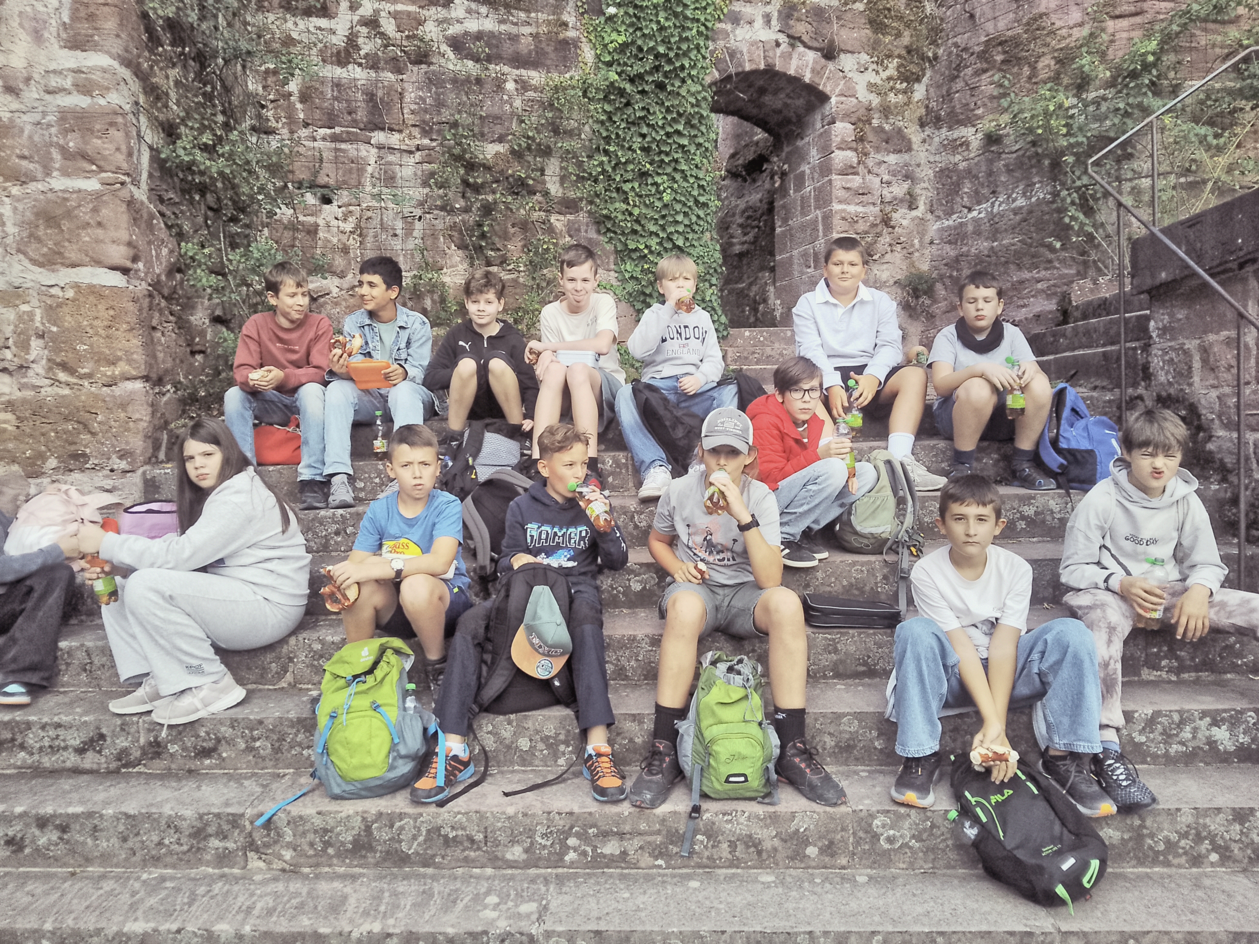 Schülergruppe am Schloß