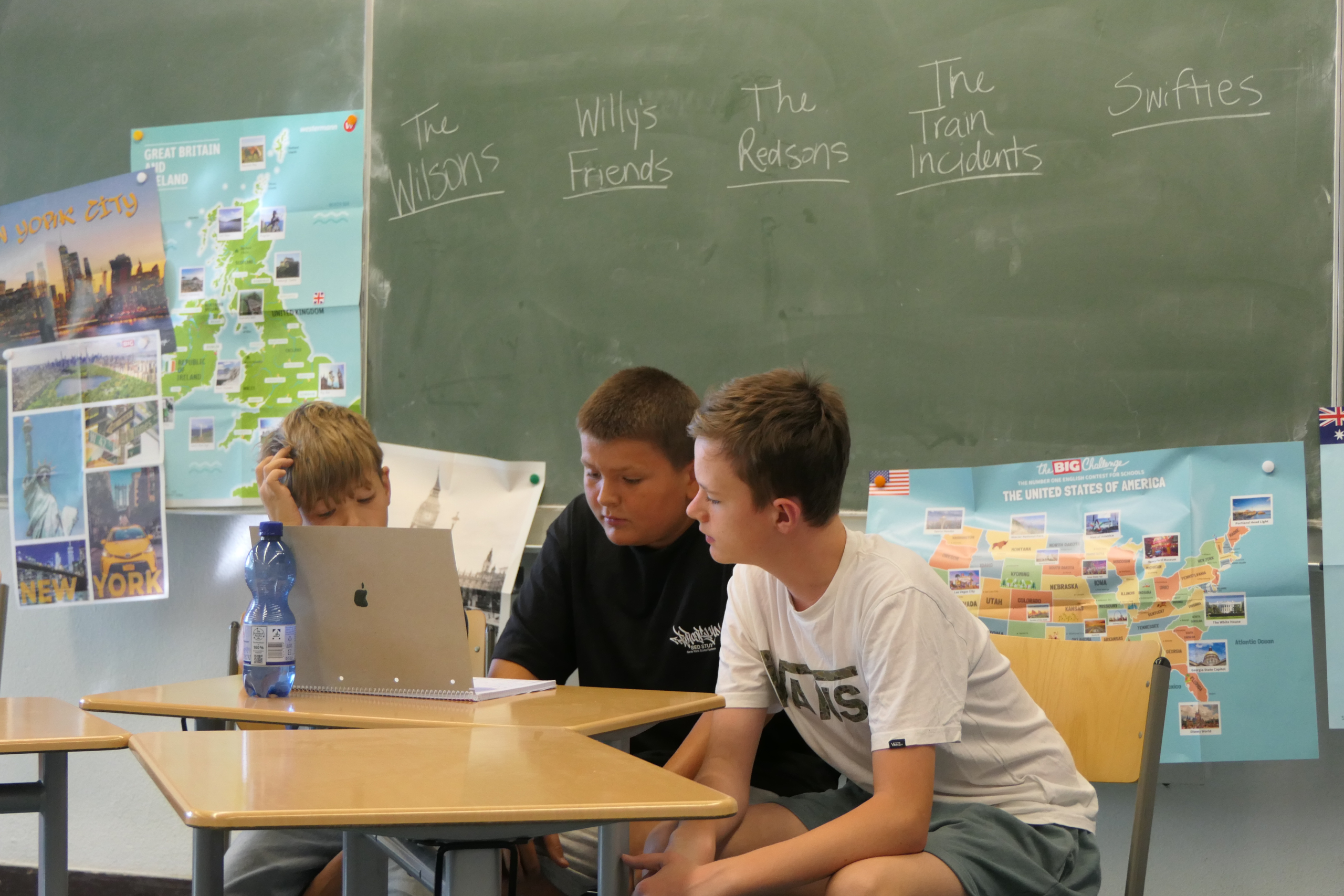 Drei Jungs am Tisch