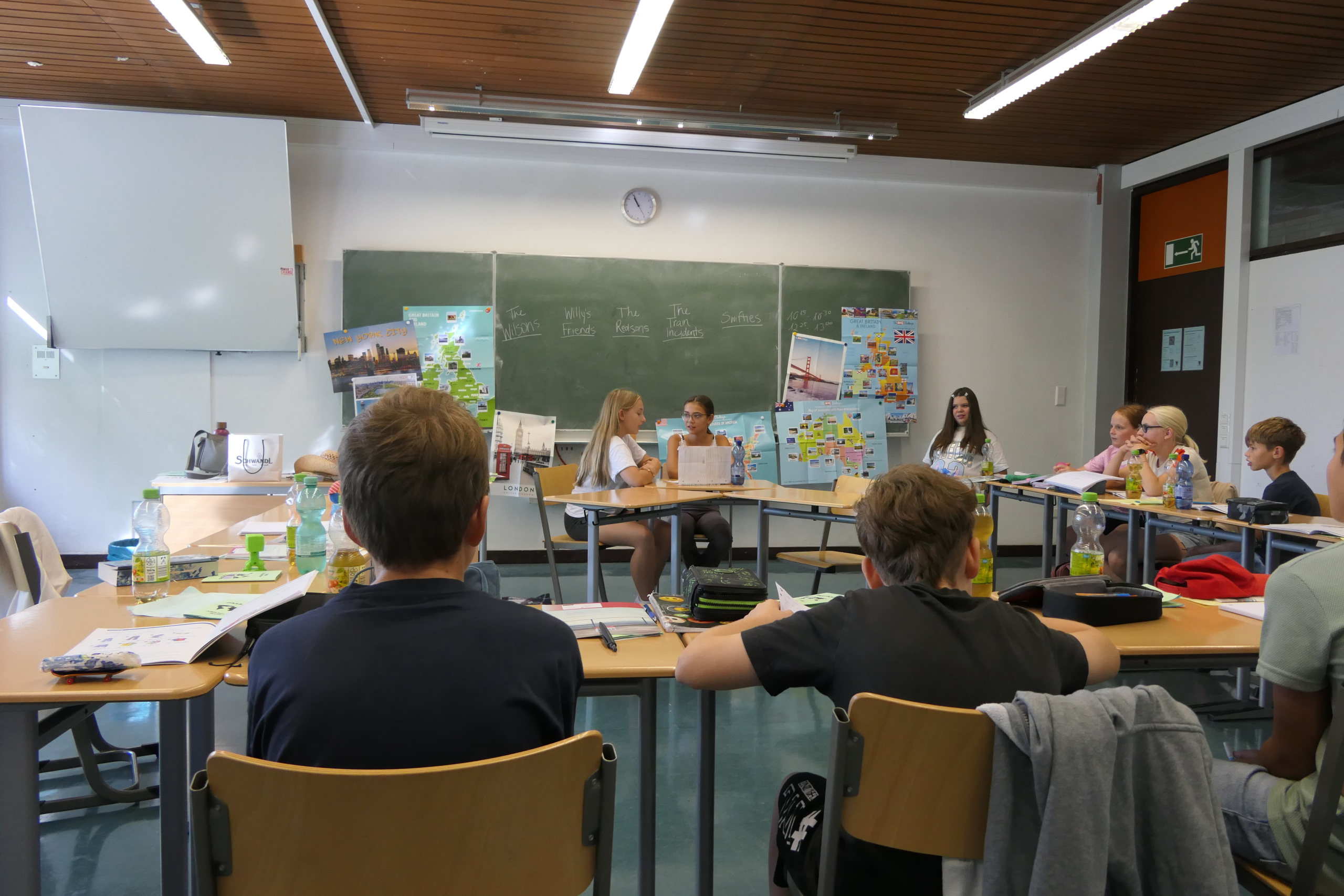 Schülerinnen und Schüler im Klassenzimmer