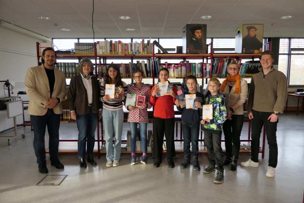 Lilli Ruffler (6a), Max Gramling (6b), Malea Cesario (6d), Lukas Rauh (6d) und der Schulsiegerin Julia Gamauf (6c). mit Lehrern