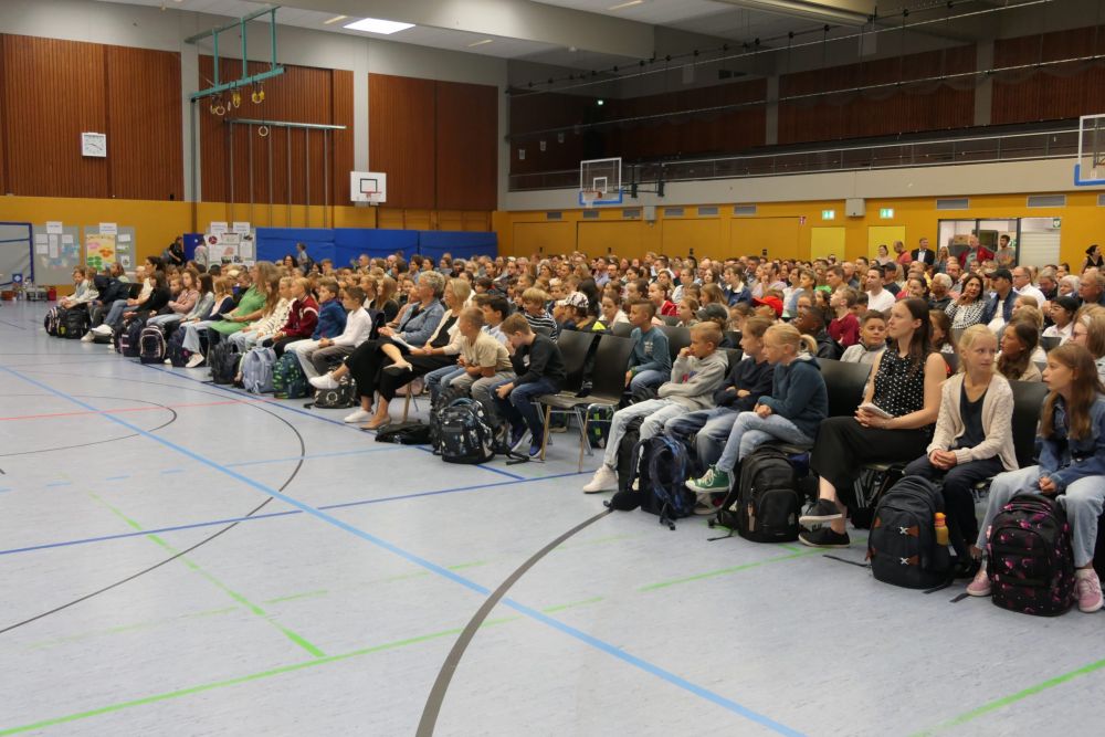 Neue Schülerinnen und Schüler mit ihren Eltern in der Pattberghalle