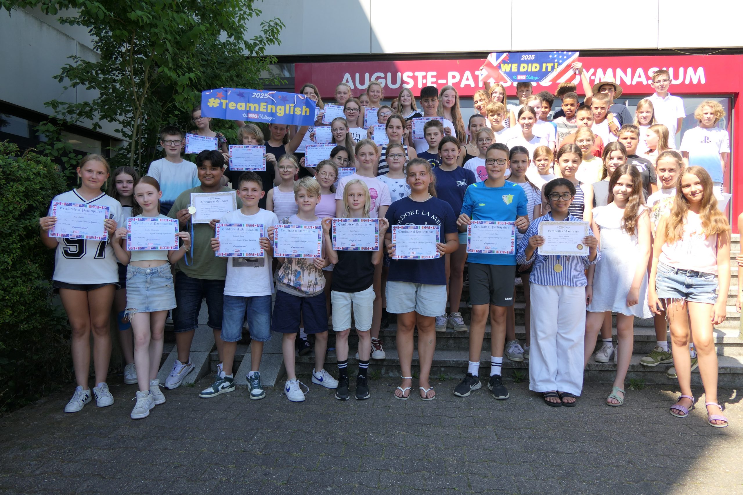 Gruppenfoto der Teilnehmer mit Urkunden