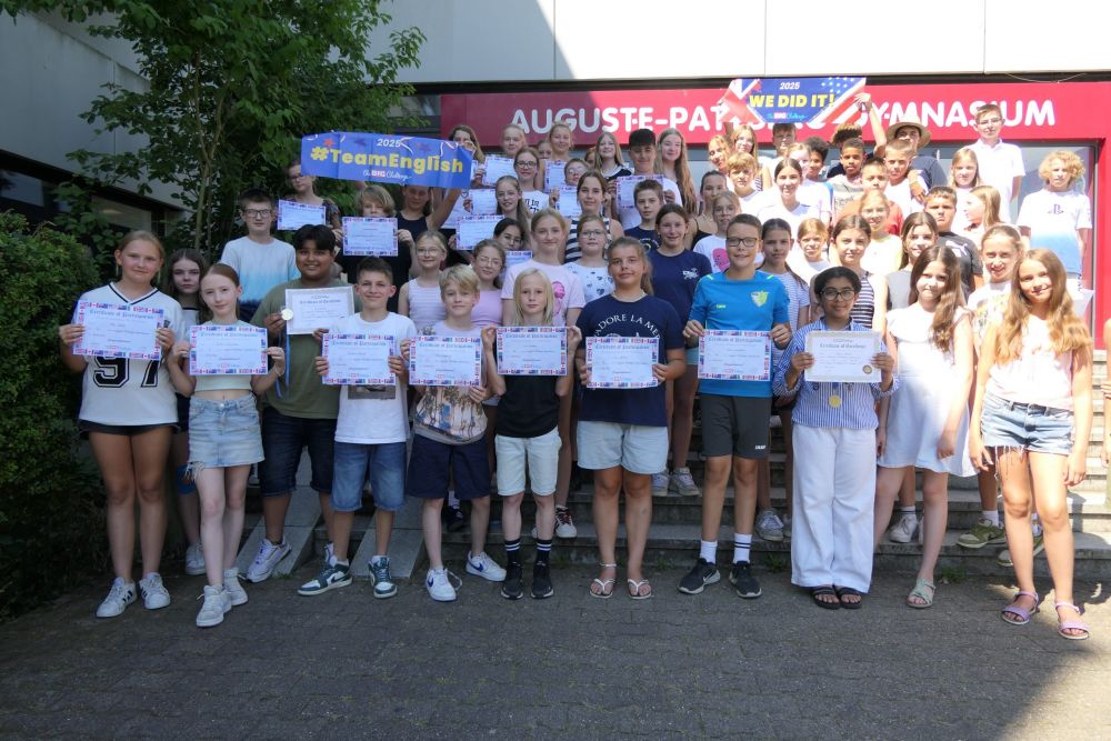 Gruppenfoto der Teilnehmer mit Urkunden