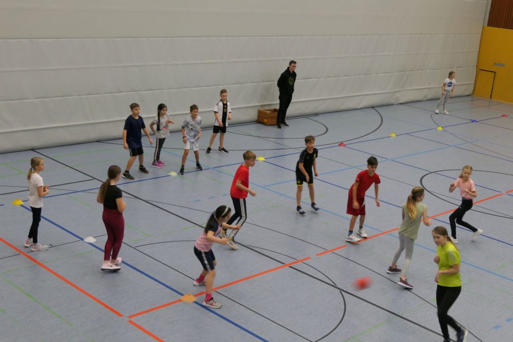 Kinder beim Völkerball