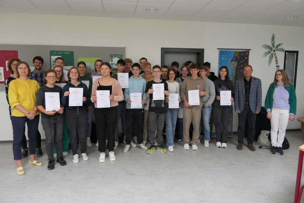 Preisträgerinnen und Preisträger mit Lehrerinnen und Lehrern