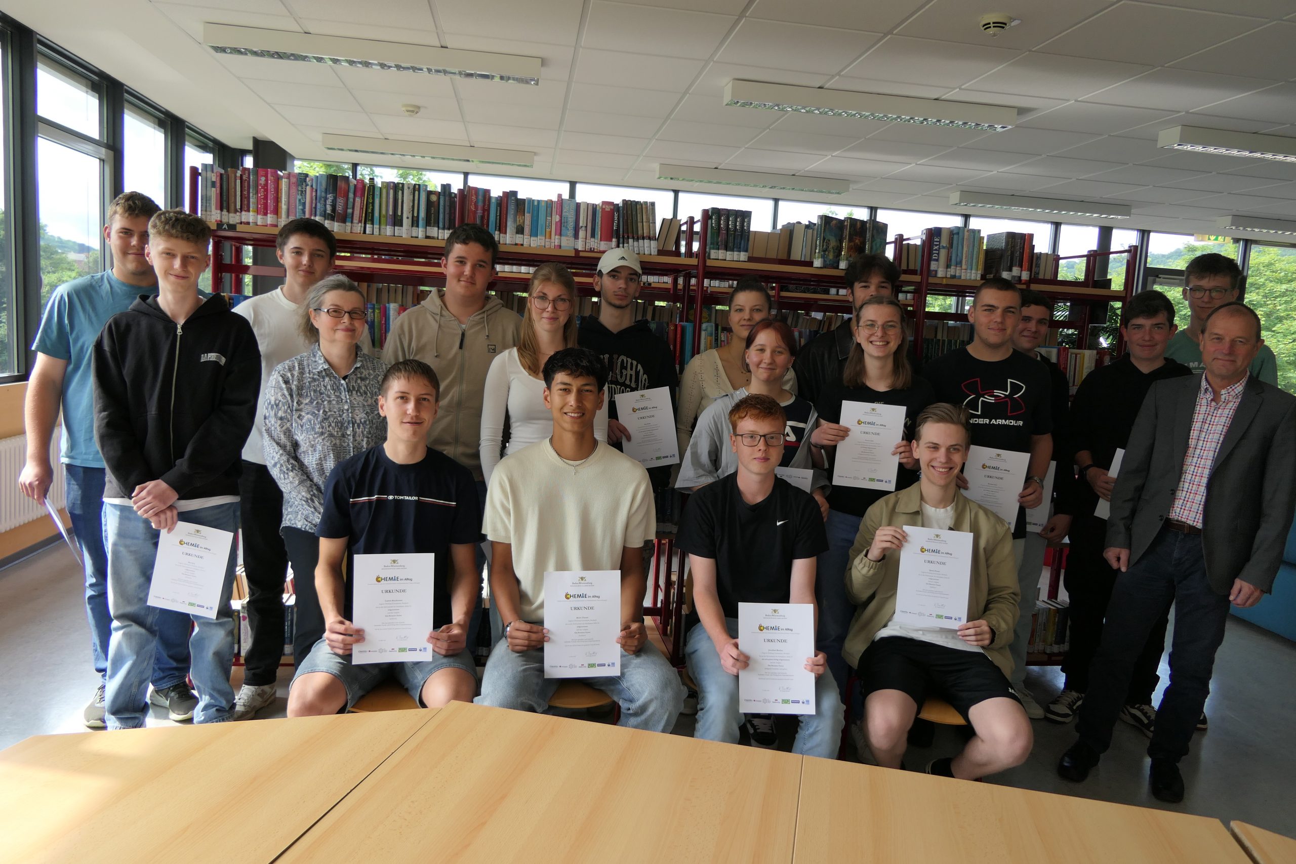 Forscherinnen und Forscher mit ihren Urkunden