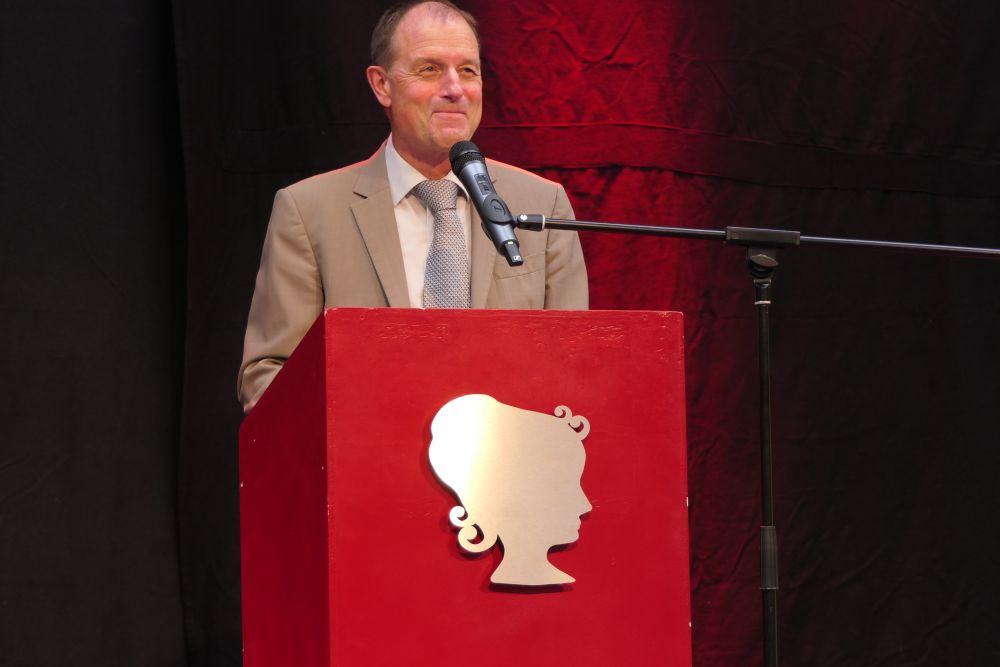 Schulleiter Dr. Thomas Pauer bei der Begrüßung