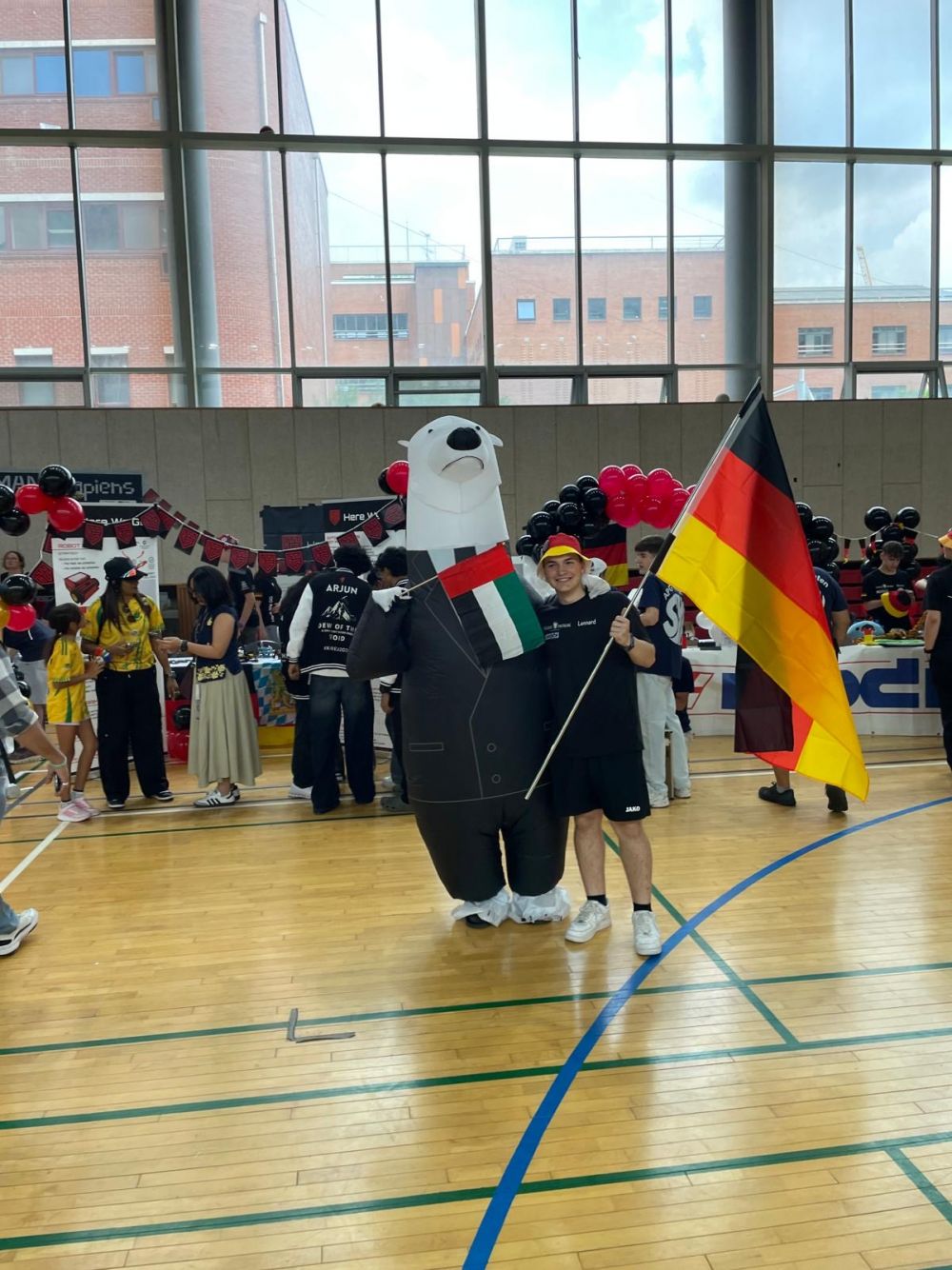 Mit der Deutschlandfahne und dem FLL-Maskottchen vor Beginn es Wettbewerbs