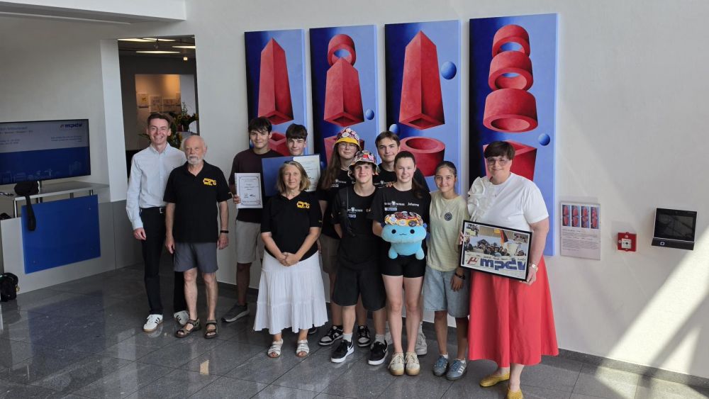 Zwei Teams der Lego-Technik-AG siegen in Südkorea - Empfang beim Sponsor MPDV: Pascal Göltl, Coaches Eberhard Platzer und Iris Hartung-Koepke, Nathalie Kletti