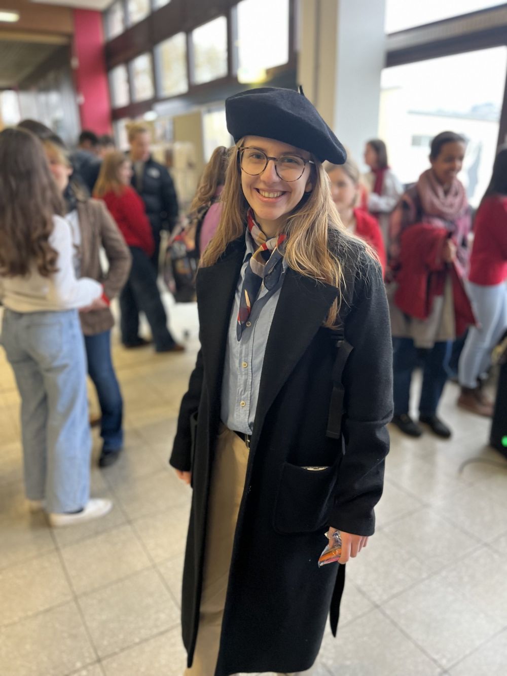 Schülerin im französisch Outfit