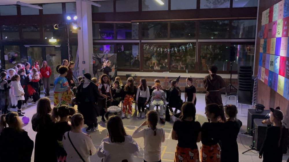 Viele Schüler bei der Halloweenparty