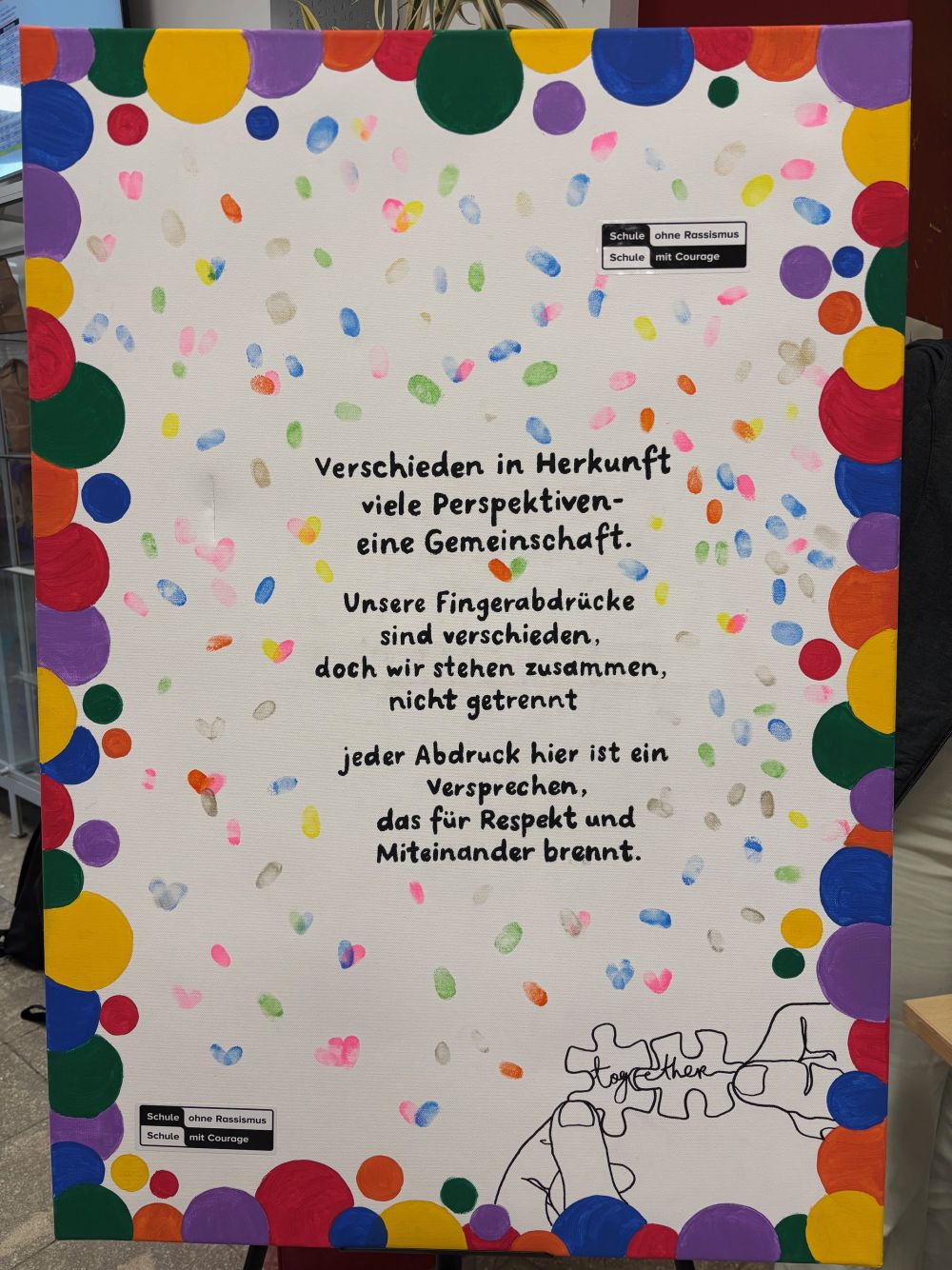 Die Leinwand mit der beeindruckenden Botschaft