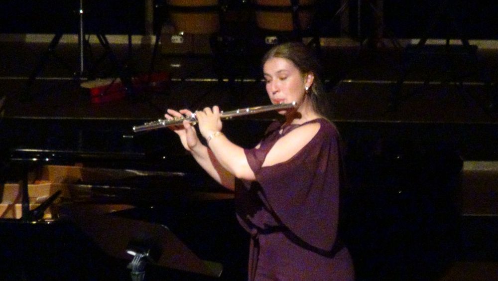 Arwen Haas spielt Querflöte.