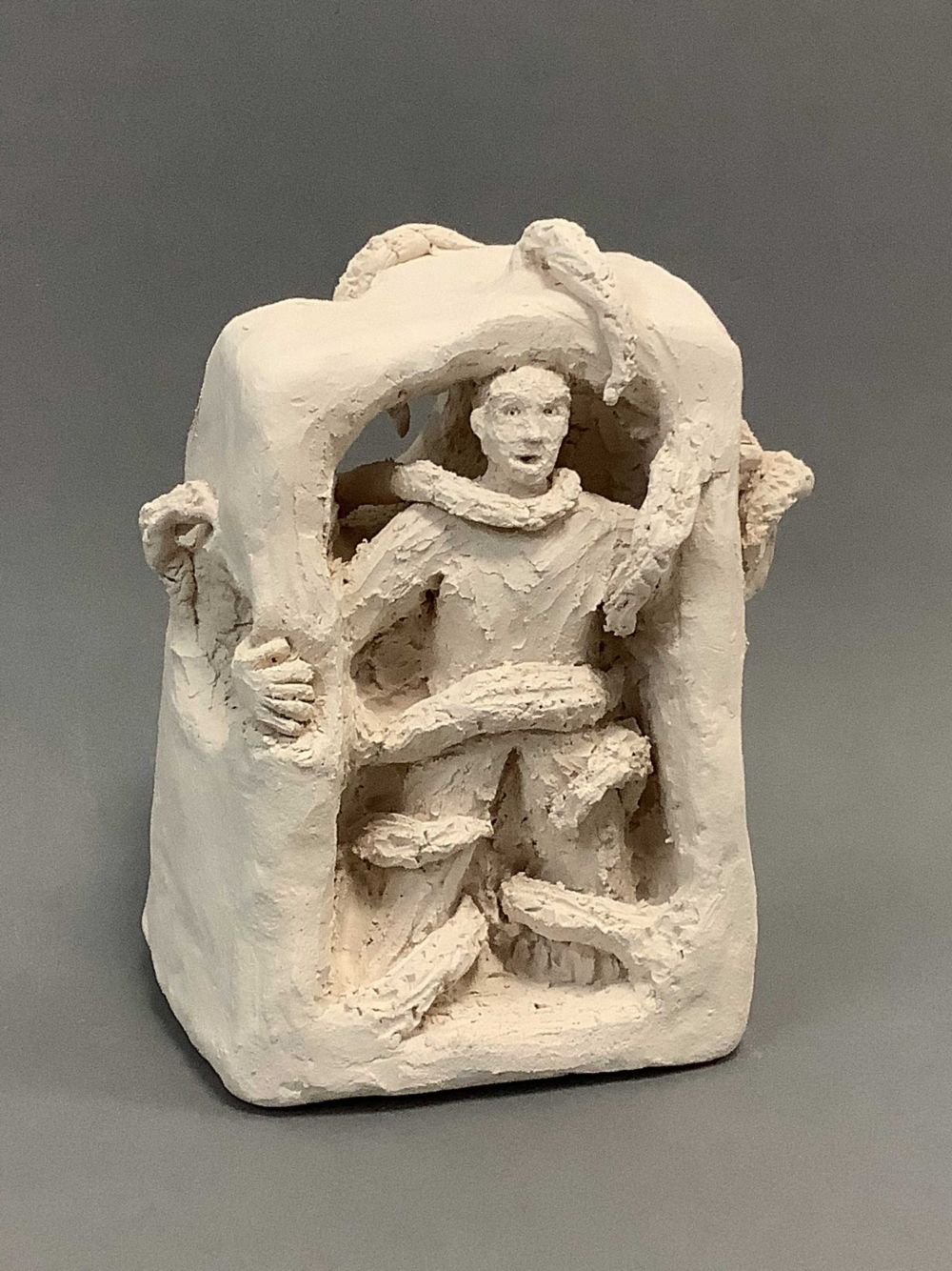 Tonplastik Mensh in Wurzeln