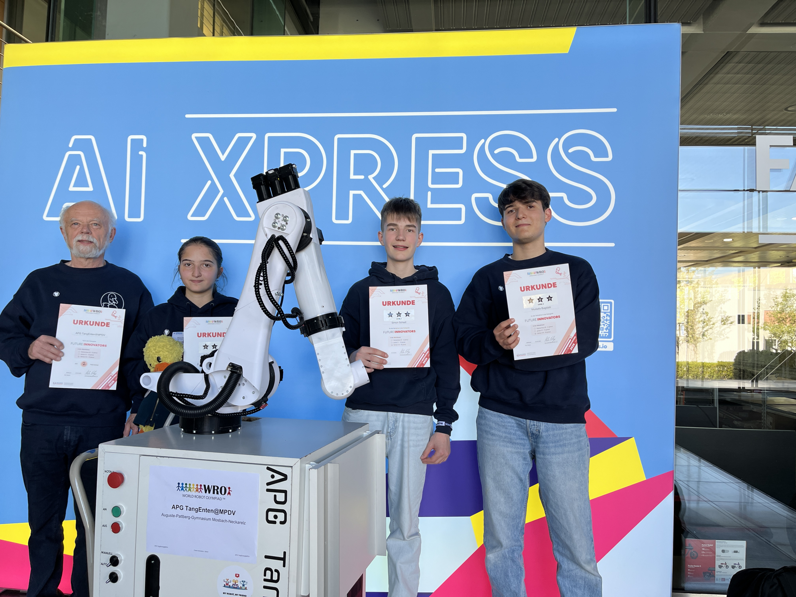 Das siegreiche Team mit OStR i. R. Eberhard Platzer