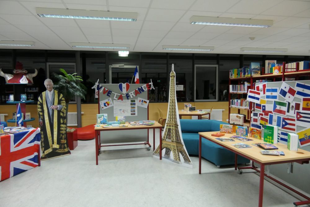 Stände zu den verschiedenen Sprachen auf der Welt mit entsprechender Dekoration