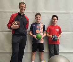 OStR Thorsten Grimme mit den beiden Schulsport-Mentoren