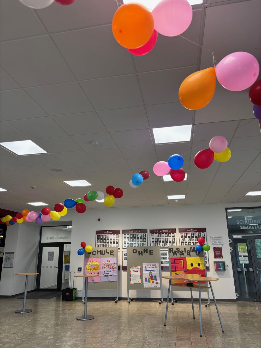 Bunte Farben - bunte Vielfalt: Die Luftballongirlande im Foyer