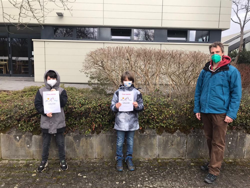 Das Bild zeigt die Urkundenverleihung an die Vertreter der Klassen 5b und 5