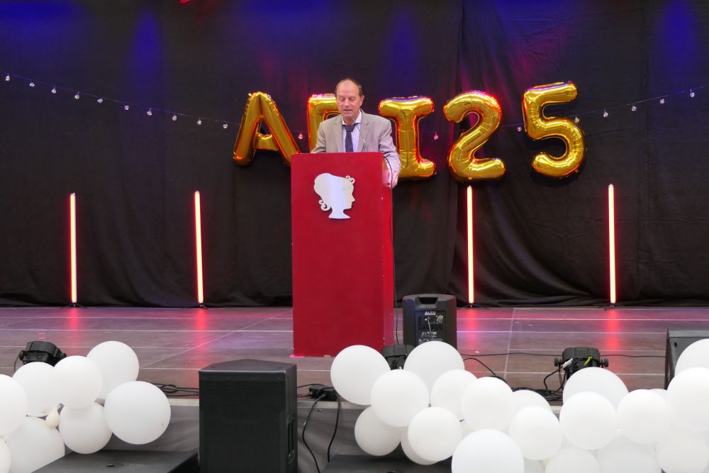 Schulleiter bei seiner Rede