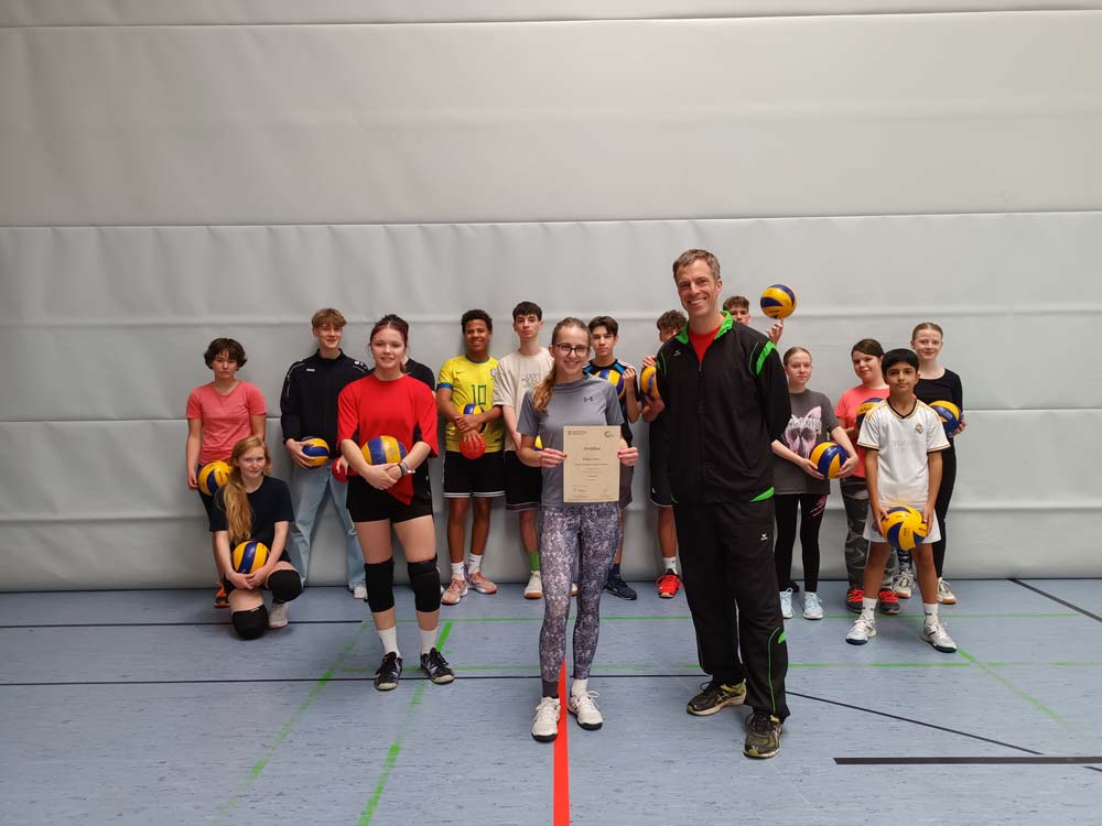 Volleyball Team mit Lehrer und neuer Schülermentorin