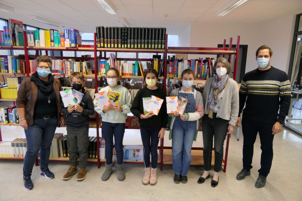 Gewinnerinnen und Gewinner des Vorlesewettbewerbs und Lehrer