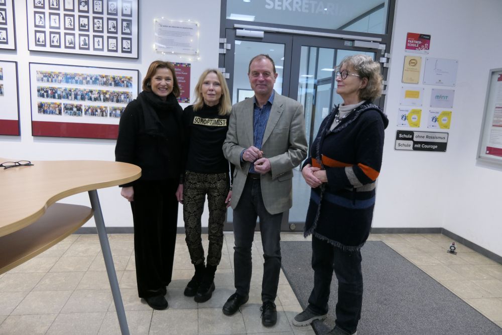 Die drei Soroptimistinnen Silke Käsmann, Edith Eiermann und Brigitte Bohrmann im Gespräch mit Schulleiter Dr. Thomas Pauer