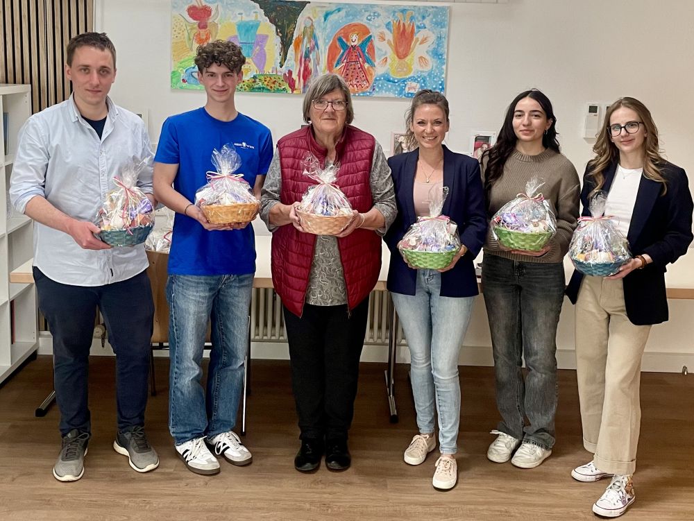 Schülerinnen des Auguste-Pattberg-Gymnasiums überreichen Geschenkkörbe an Kinderhospiz Mosbach