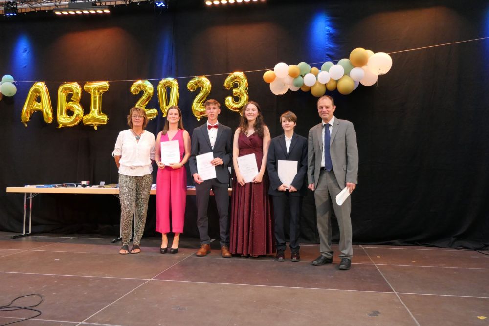 Dreimal 1,0 für Denise Helm, Svea Zilt, Felix Popp (von l. n. r.) mit Emely Bauer (Trägerin des Sozialpreises), der Vorsitzenden des Förderkreises, Manuela Eicher-Marnet, und Dr. Thomas Pauer