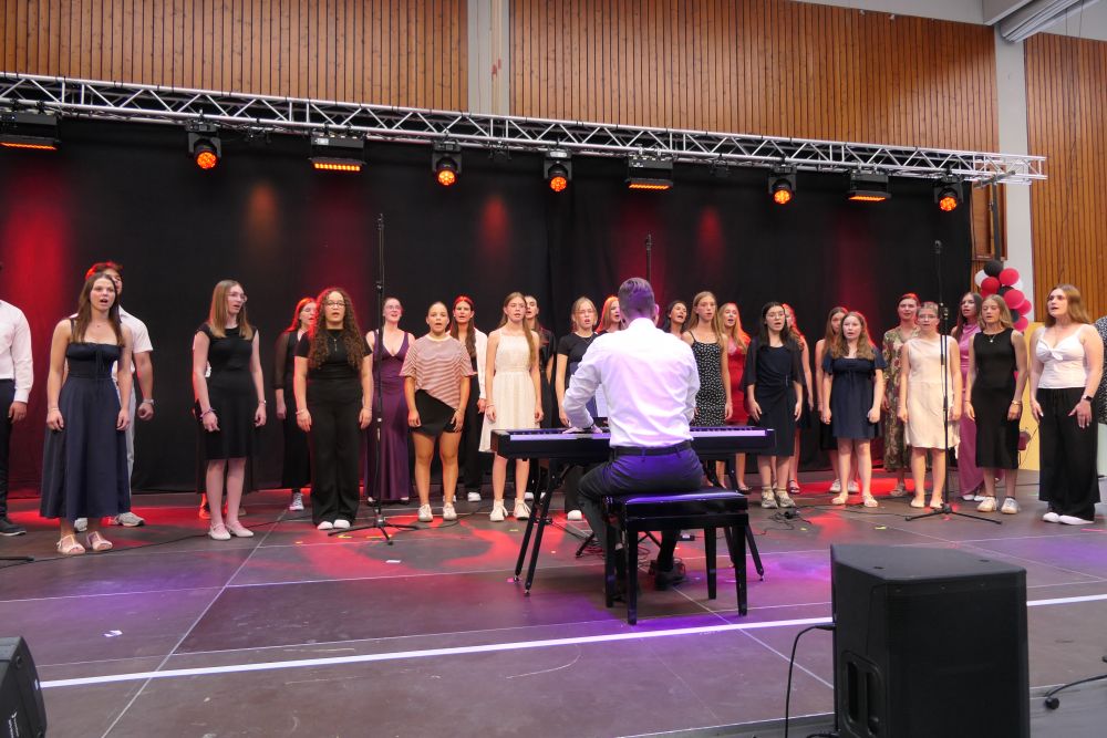 StR Jan-Marco Schäfer mit dem Chor 