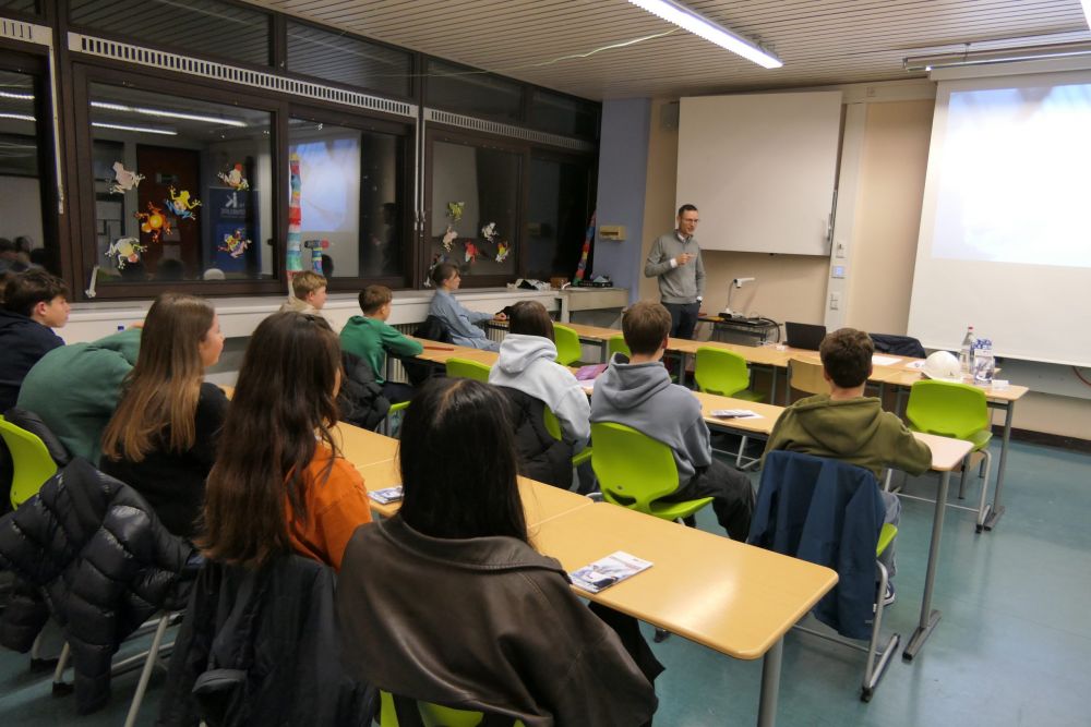 Schülerinnen bei den Vorträgen