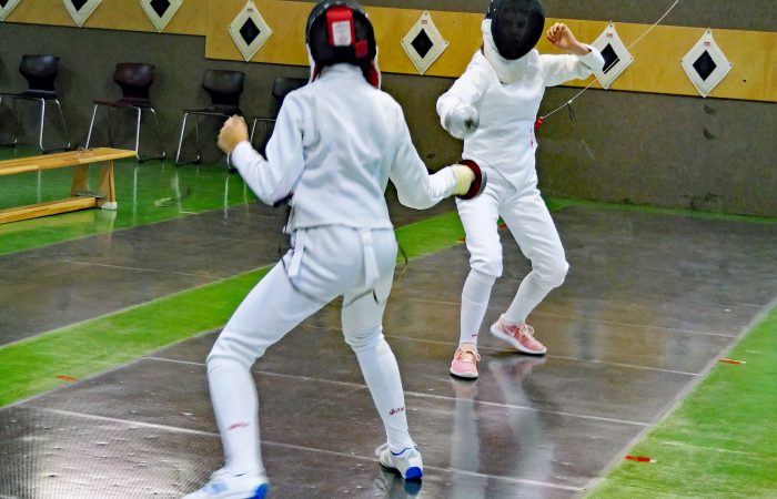 Zwei Schüler beim Fechten