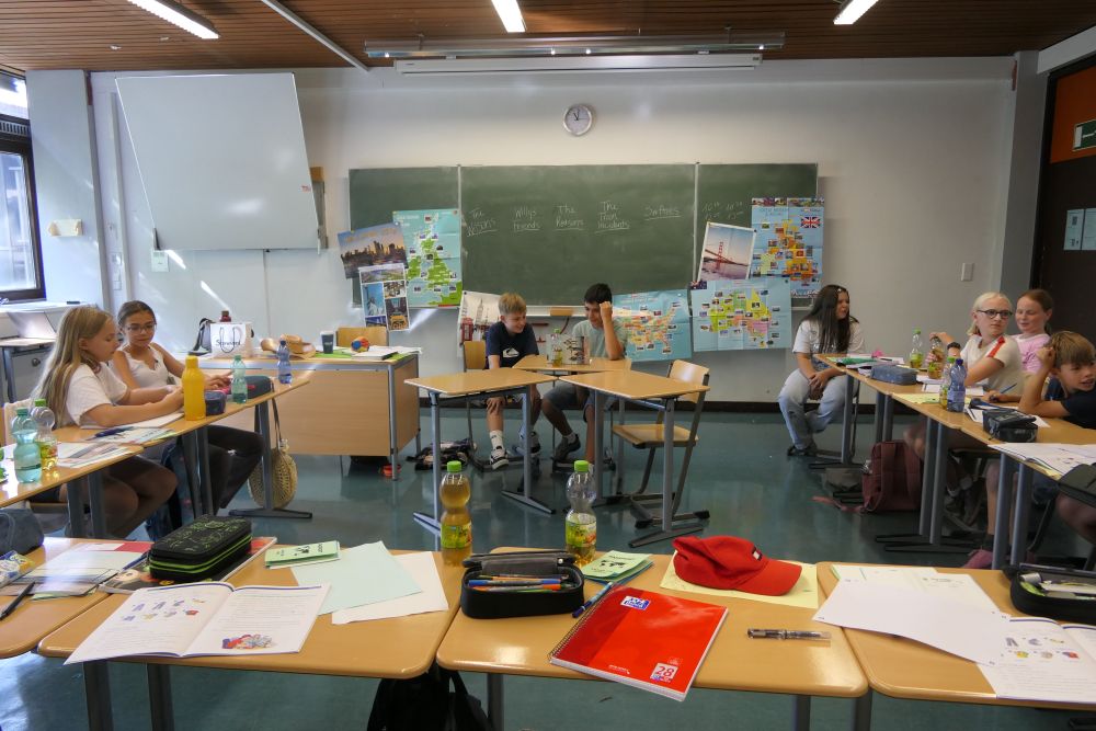 Schülerinnen und Schüler im Klassenzimmer