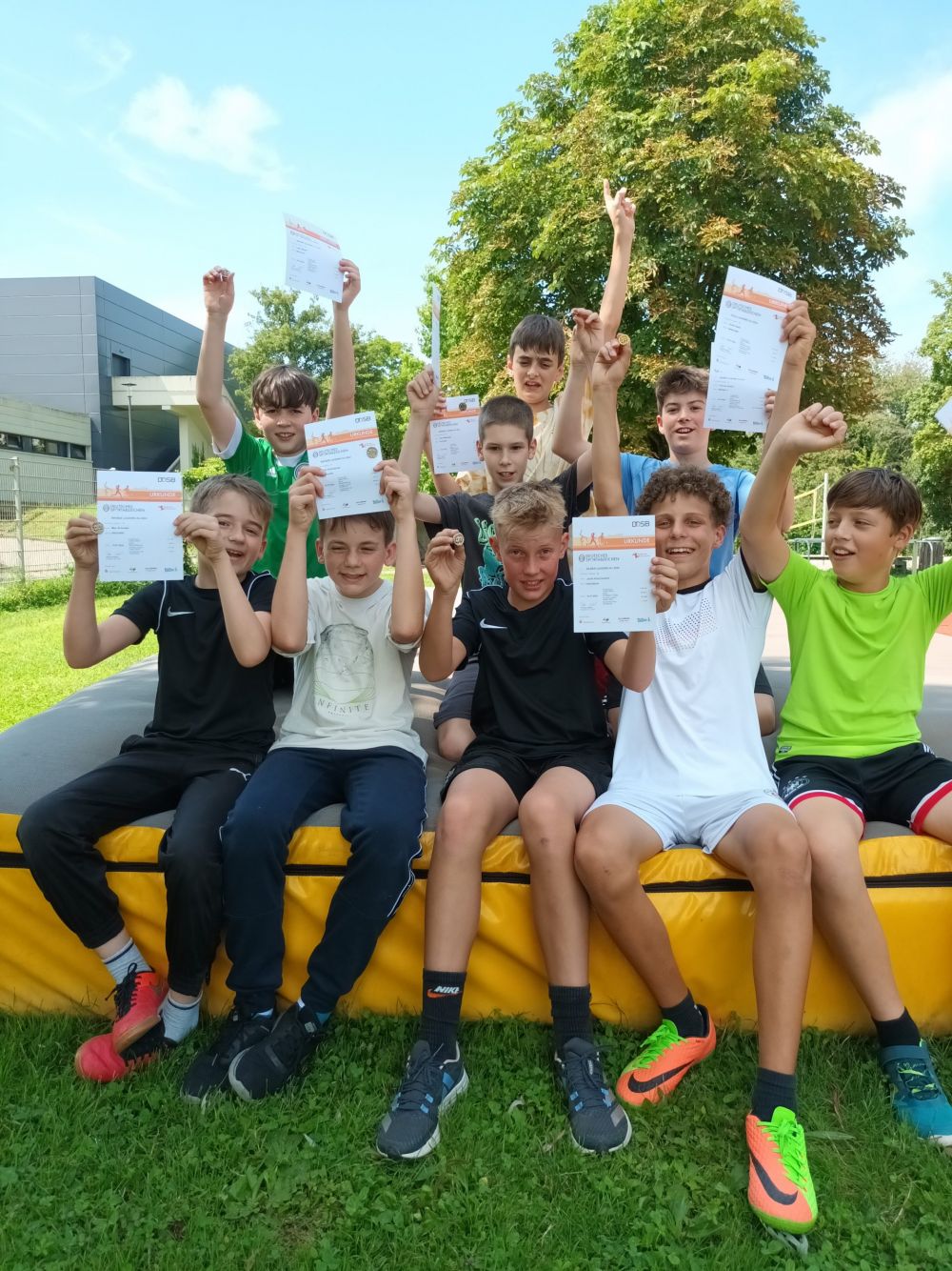 Das Bild zeigt einige der neuen Sportabzeichenbesitzer aus der sechsten Klassen