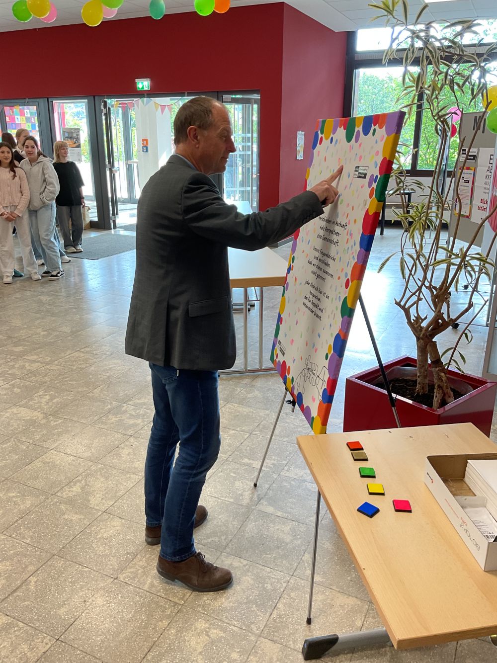 Beim Signieren der Leinwand