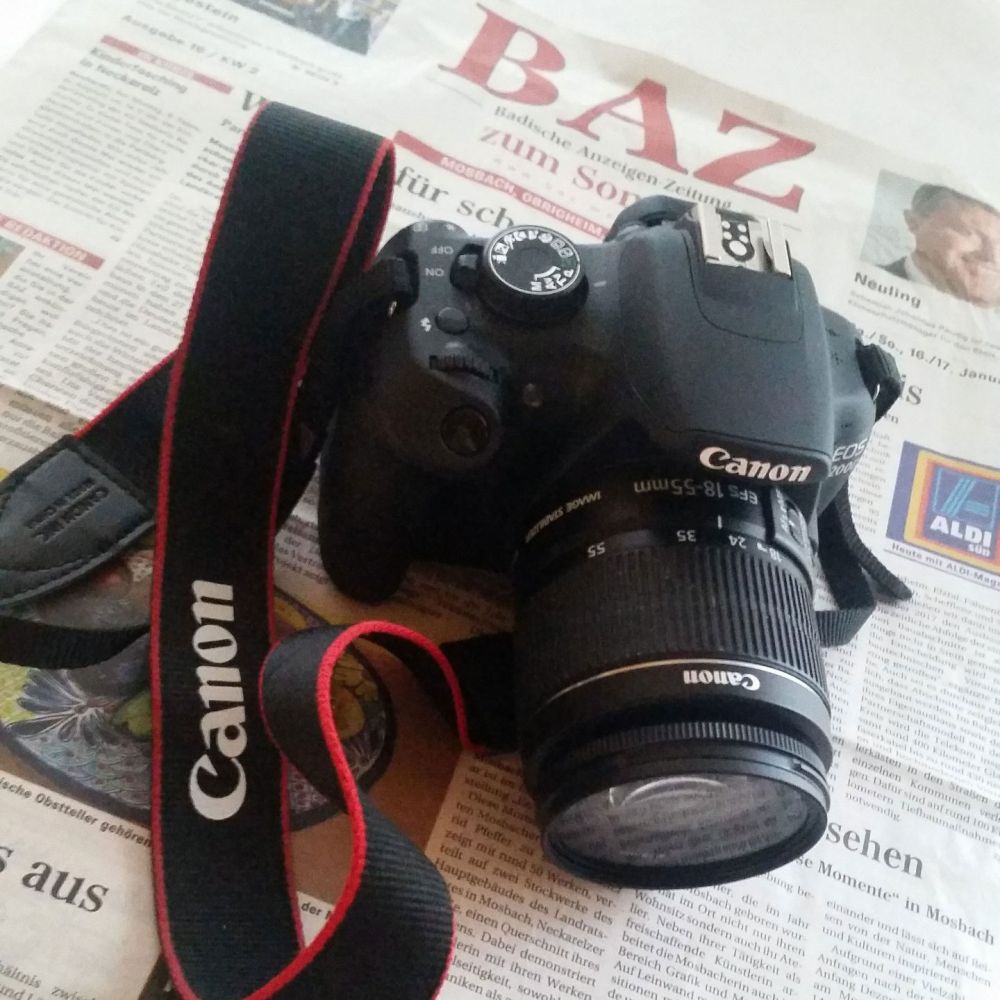 Kamera auf einer Zeitung abgelegt