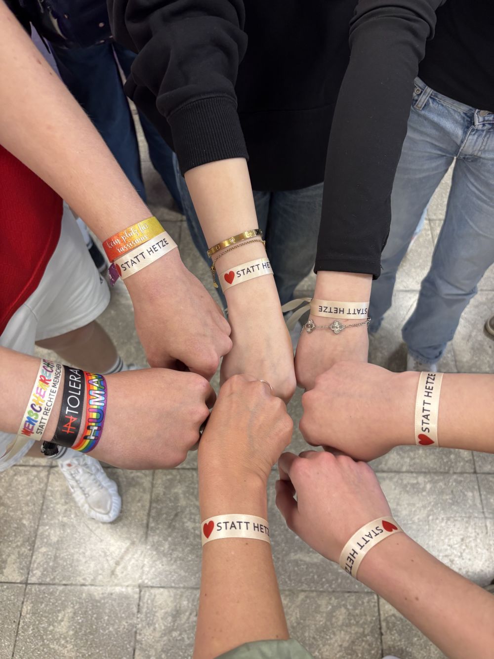 Herz statt Hetze - sieben Handgelenke mit Armband