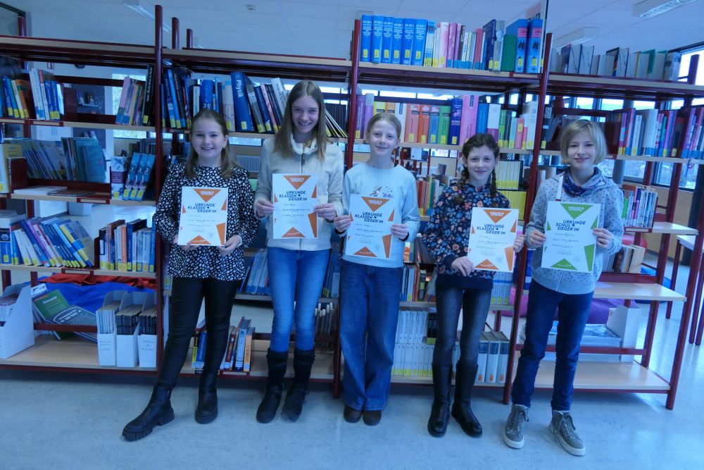 Das Foto zeigt die Klassensiegerinnen Lotta Kiefer (6e), Lara Böhme (6d), Helene Walter (6a), Lea Heck (6c) und Schulsiegerin Svenja Hähnlein (6b) 