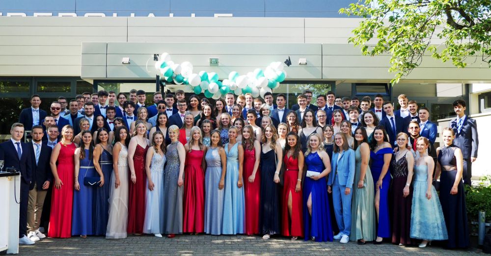 Alle Abiturienten und Abiturientinnen beim Abiball