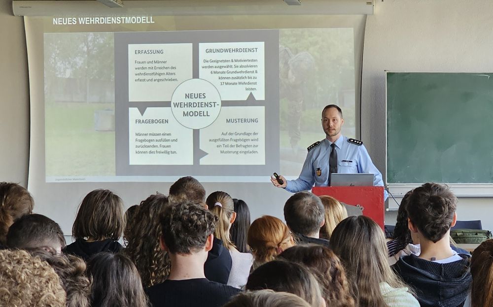 Hauptmann Marlon Klier referiert vor KS 2 