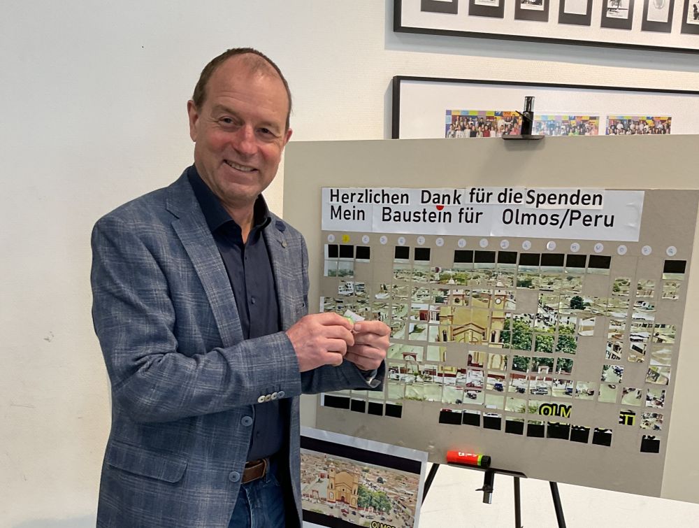 Schulleiter Dr. Thomas Pauer beim Anbringen von Puzzleteilen