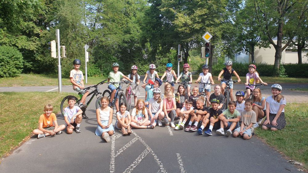 Klassenfoto 5c teilweise mit Fahrrädern