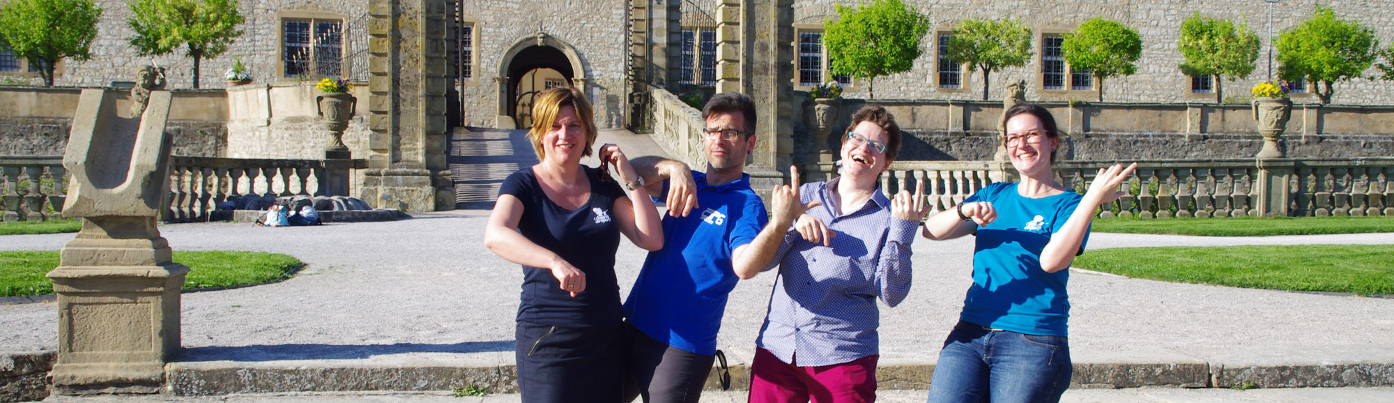 Die 4 Musiklehrer und Musiklehrerinnen beim Luft Instrumente Spielen