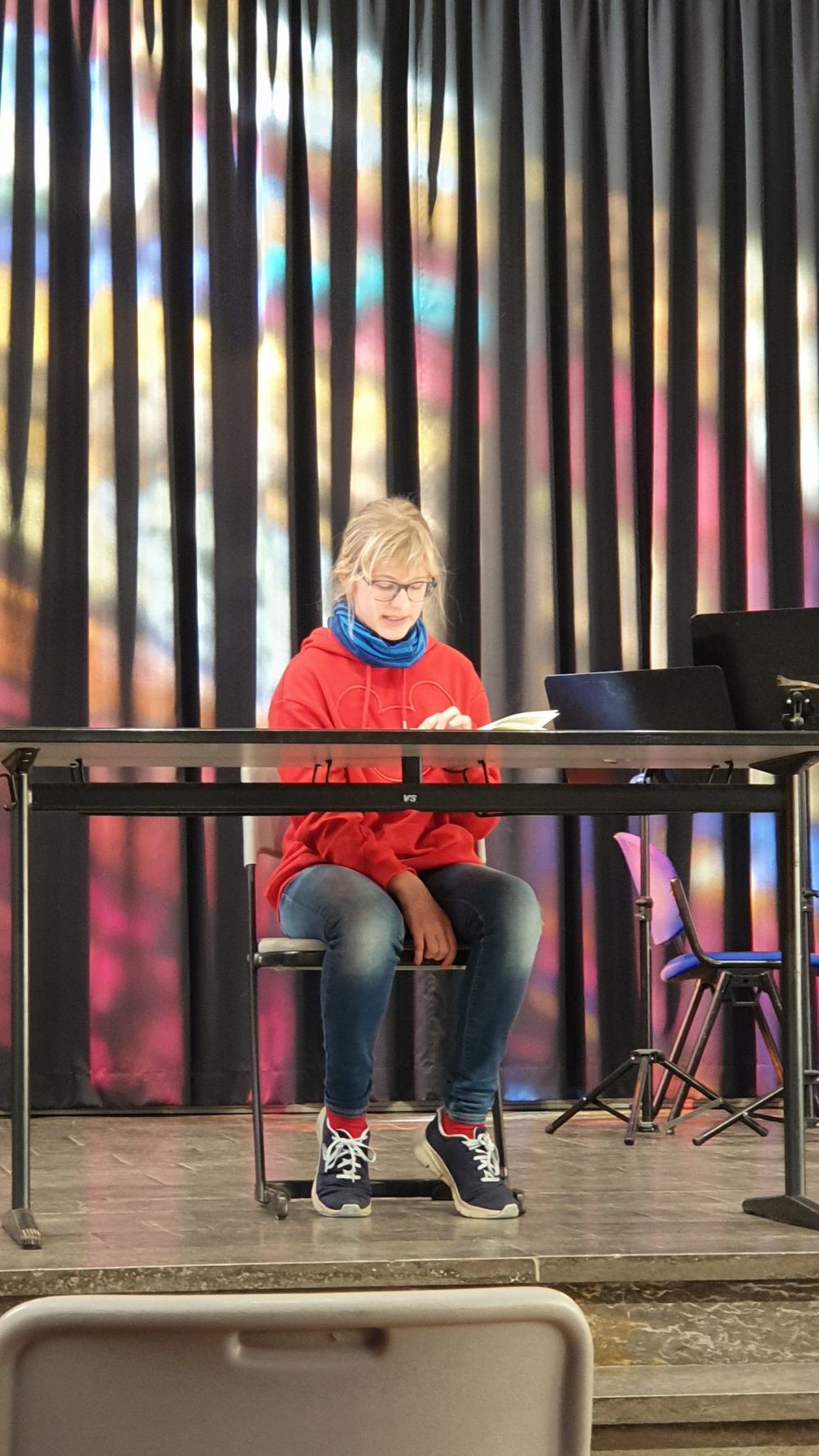 Schülerin beim Vorlesen auf der Bühne