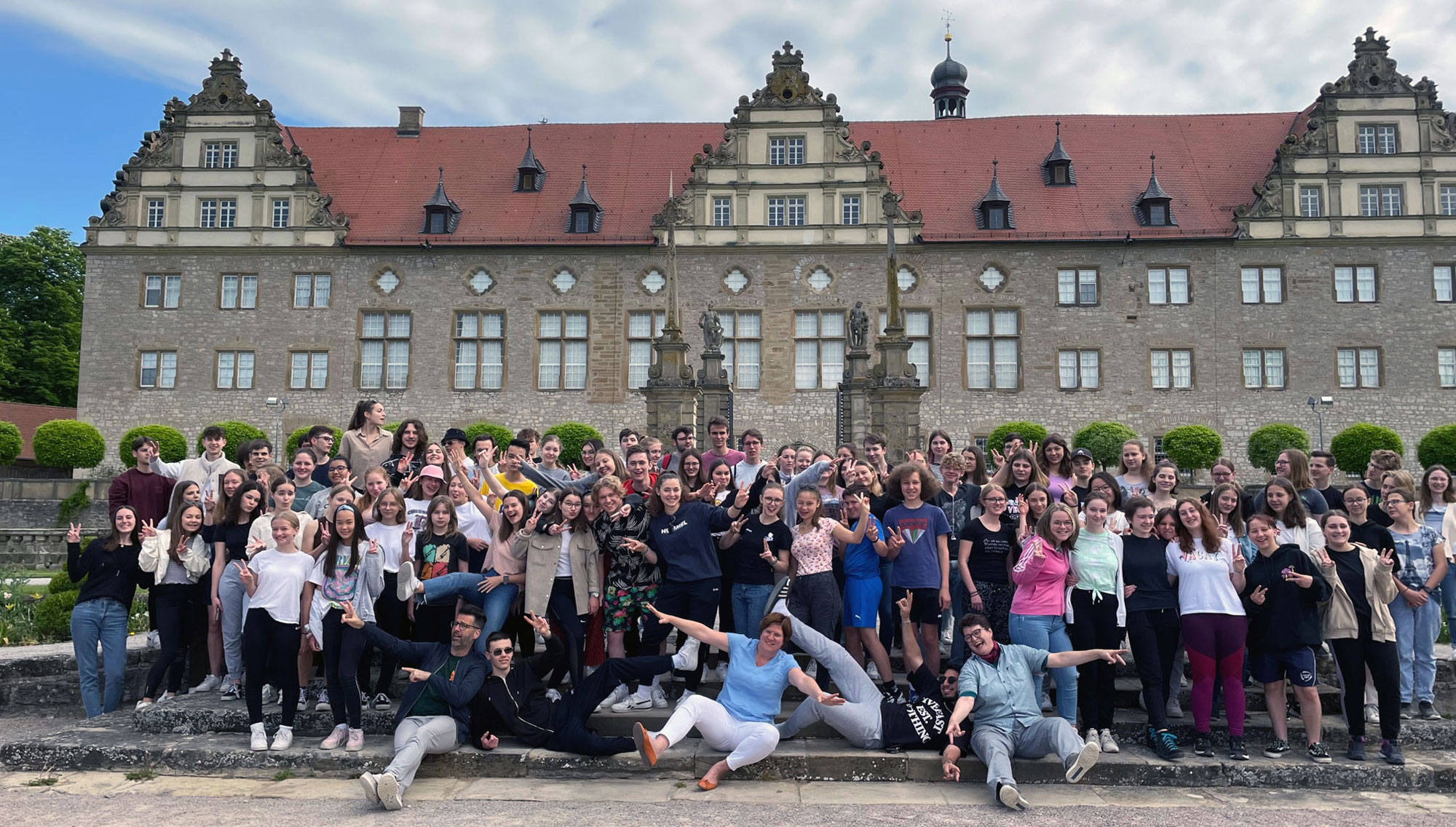 Chor- und Orchestermitglieder vor dem Schloss Weikersheim