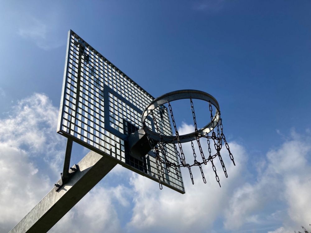 Basketballkorb mit Metallnetz