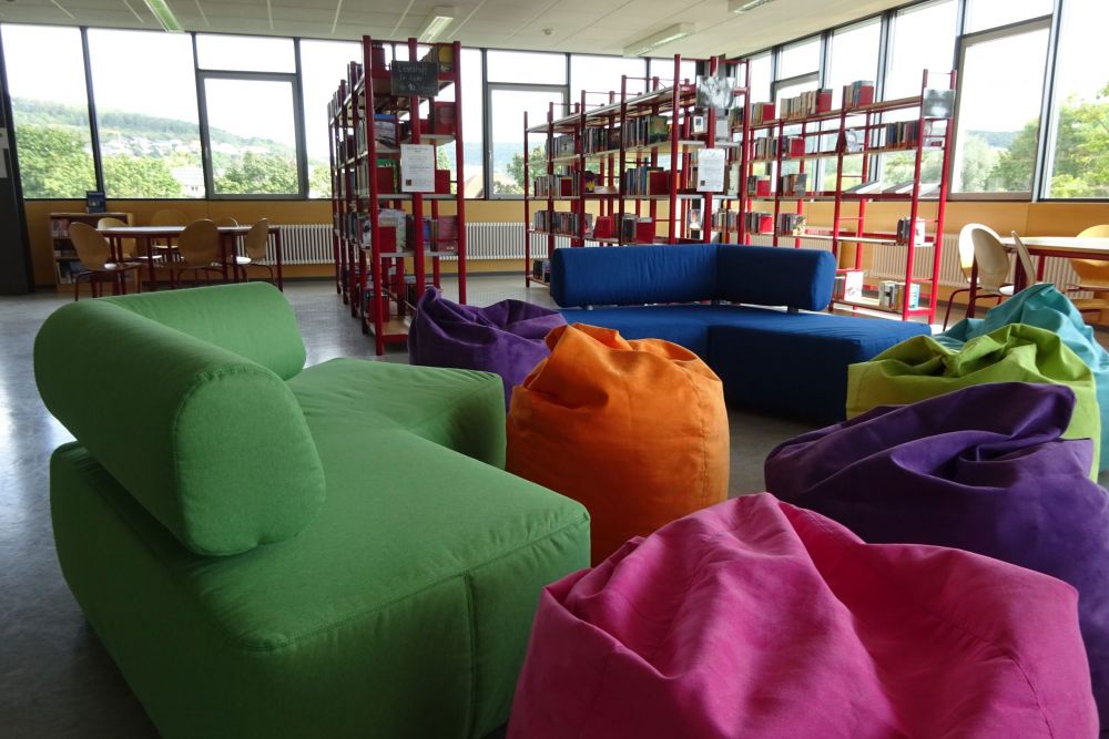 Leseinsel mit verschiedenen Sitzmöglichkeiten