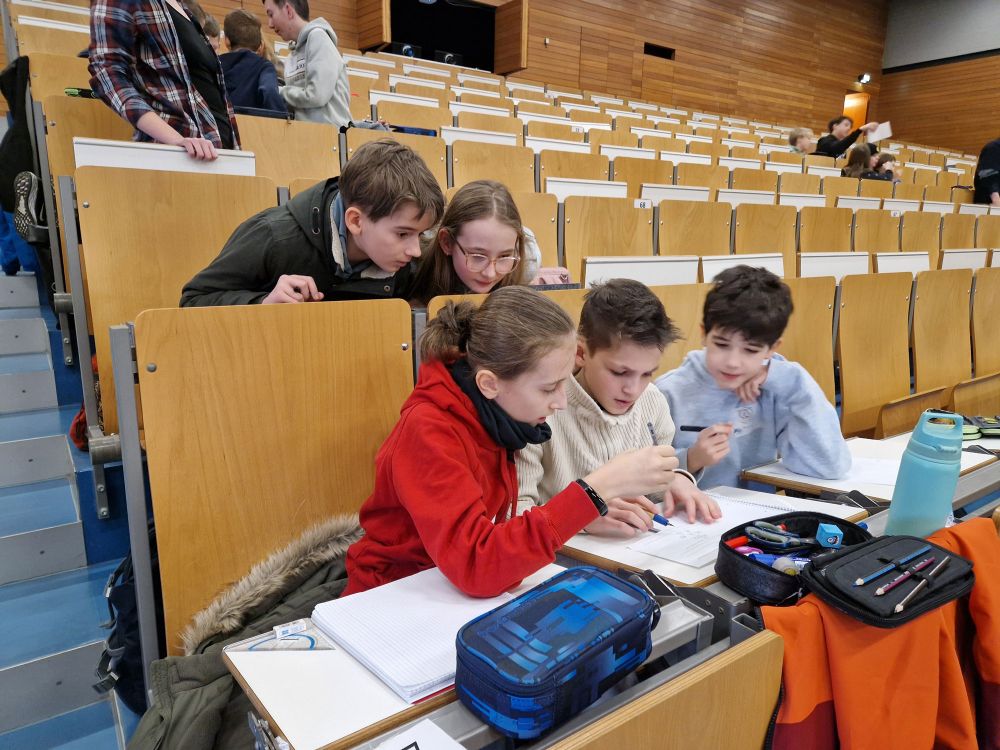 Schülerinnen und Schüler beim Tag der Mathematik in Heidelberg 