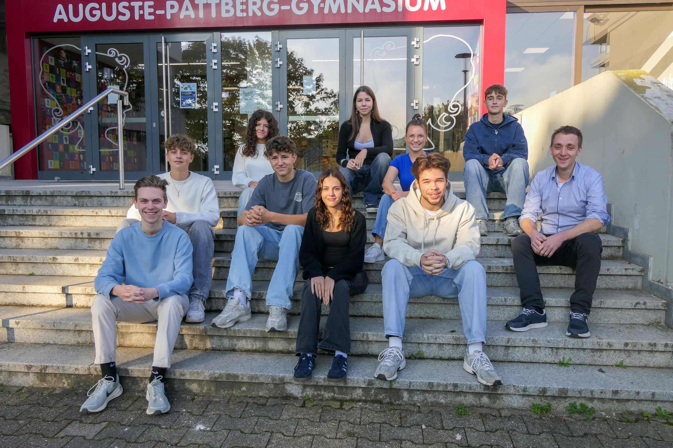 Die aktuellen Streitschlichter auf der Treppe vor der Schule