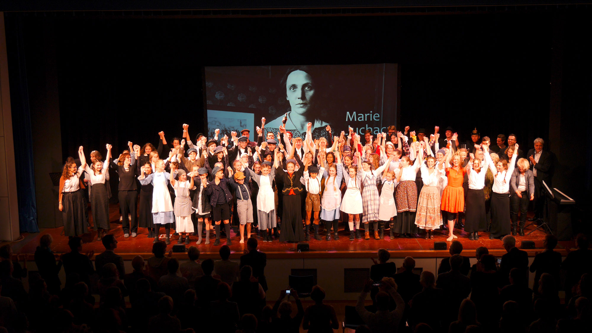 Alle Theaterschauspieler beim finalen Applaus auf der Bühne